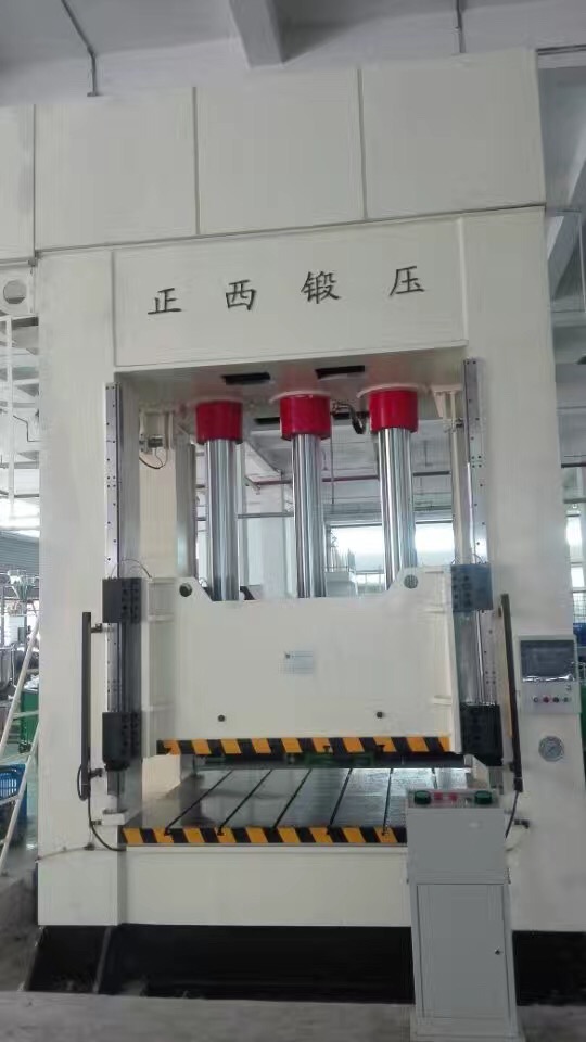 此批設(shè)備為重慶客戶一次性向我公司訂購(gòu)的機(jī)器，在所有公司員工的努力下，我們?cè)谝?guī)定的時(shí)間內(nèi)向客戶交貨并調(diào)試完成。
