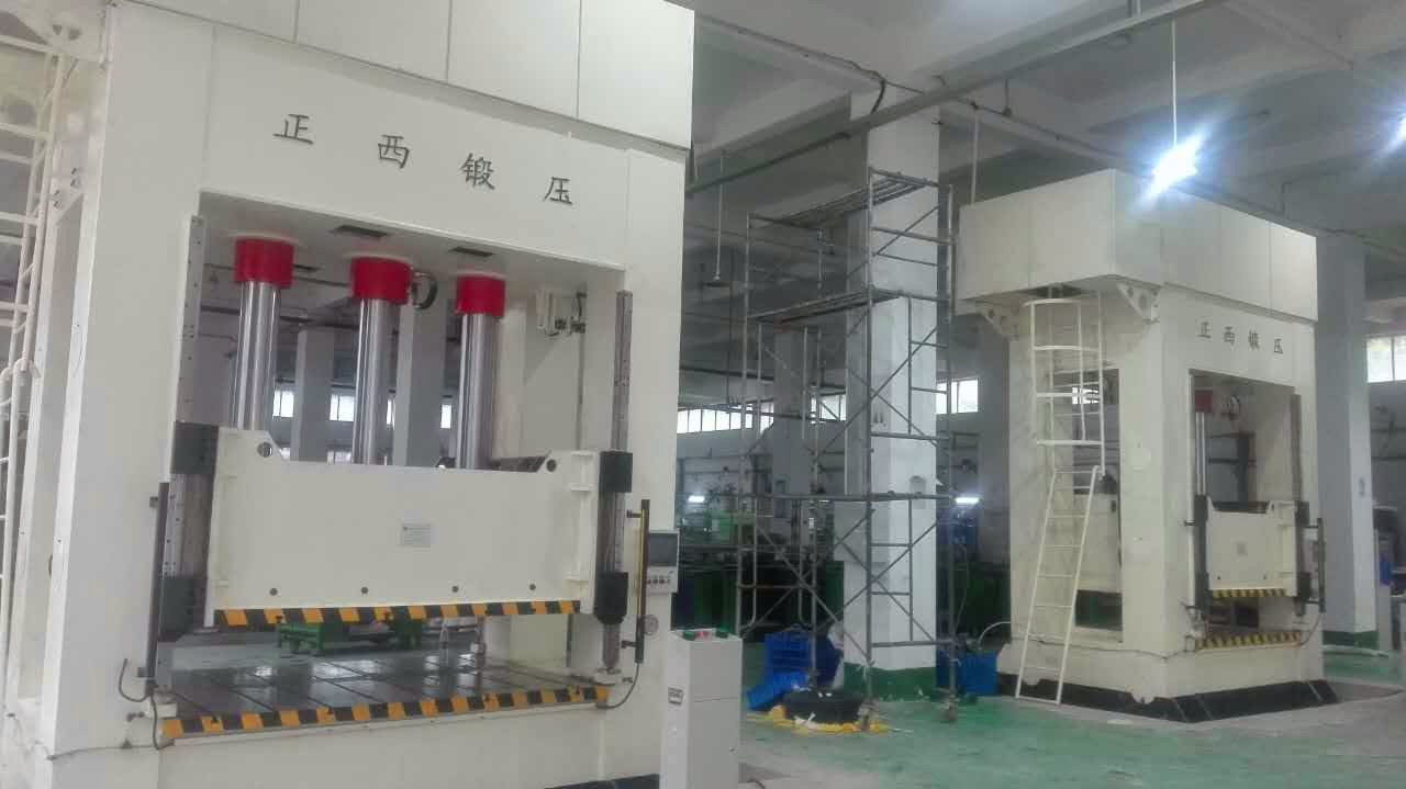 此批設(shè)備為重慶客戶一次性向我公司訂購(gòu)的機(jī)器，在所有公司員工的努力下，我們?cè)谝?guī)定的時(shí)間內(nèi)向客戶交貨并調(diào)試完成。