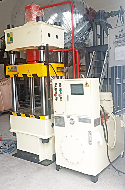 液壓機定制客戶定制的200噸四柱壓力機由液壓機供應(yīng)商成都正西液壓機供應(yīng)，圓滿交貨！