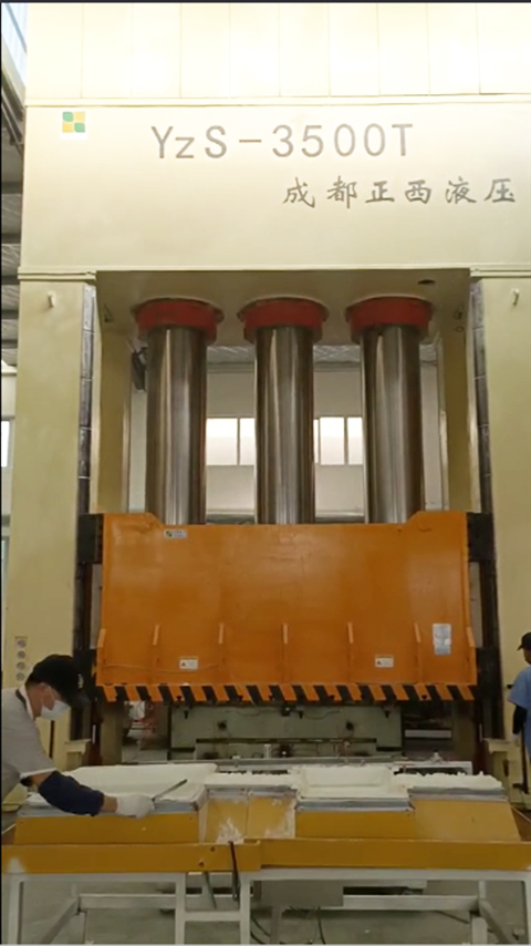 山東淄博液壓機需求客戶定制的3500噸框架液壓機圓滿交貨了，祝賀！